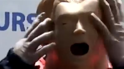 رد فعل أشخاص لحظة تحرك جثة أمامهم (فيديو)