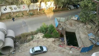بالصور.. أولياء أمور يشكون من أزمة الصرف الصحي بمدرسة في المعادي