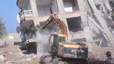 بالفيديو.. إزالة فيلا مخالف بحرم الطريق الحر في القليوبية