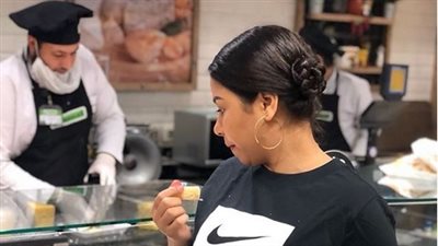 شيرين عبد الوهاب تنشر صورا جديدة أثناء التسوق
