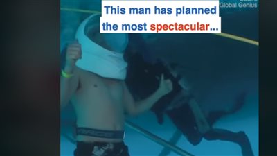 شاب يطلب يد حبيبته أسفل المياه (فيديو)