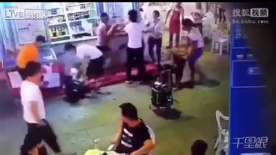 بالفيديو.. شاب فشل في «مصالحة» حبيبته فلقنها «علقة ساخنة»