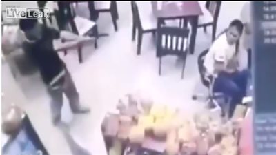 بالفيديو.. شاب يطلق النيران على حبيبته السابقة داخل مطعم