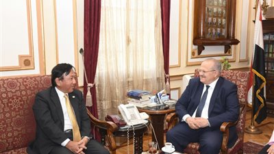 رئيس جامعة القاهرة يبحث التعاون مع سفير اليابان (صور)