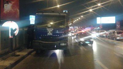 كثافات مرورية أعلى كوبري أكتوبر بسبب تعطل لورى شرطة