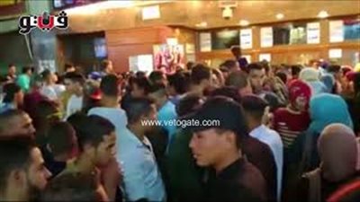 بالفيديو.. الشرطة النسائية تستخدم العصا الكهربائية لتنظيم دخول السينمات