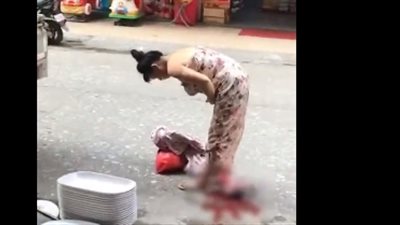 بالفيديو.. رد فعل غريب لامرأة ولدت طفلها في الشارع