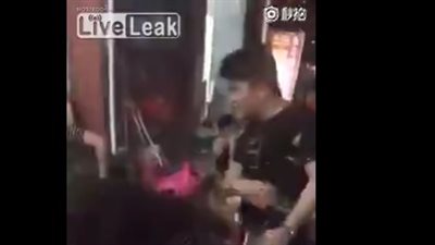 بالفيديو.. شاب يصفع فتاة على وجهها عدة مرات بمطعم صيني