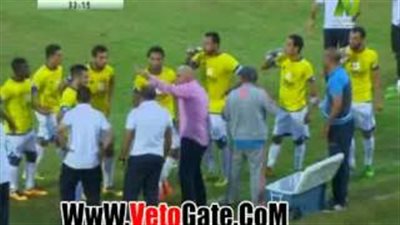 بالفيديو.. حكم «المقاصة والإسماعيلى» يوقف المباراة لـ«ارتفاع الحرارة»