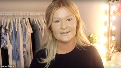 بالفيديو والصور.. امرأة تثير ضجة بوضع 100 طبقة من كريم الأساس