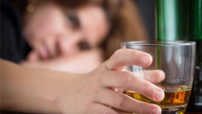 استطلاع: 54% من الفرنسيين لا يشعرون بخطورة تعاطيهم للكحوليات