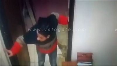 لحظة سرقة حقيبة سيدة داخل عيادة بطنطا | فيديو