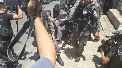 الشرطة الإسرائيلية تطلق قنابل صوتية لتفريق محتجين على التجنيد الإلزامي