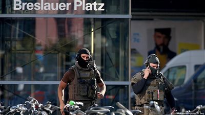 الشرطة الألمانية تسيطر على رجل احتجز امرأة كرهينة بمحطة قطار كولونيا