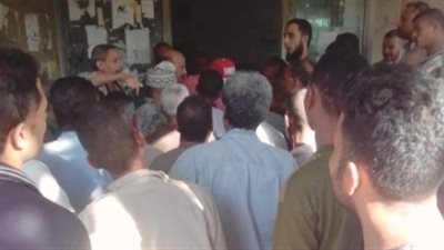 العاملون بالغزل والنسيج في المنيا يهددون بوقف العمل لعدم تطبيق علاوة الغلاء