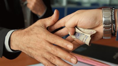 الرقابة الإدارية توجه 4 ضربات لبؤر الفساد.. ضبط عميد كلية برشوة 50 ألف جنيه.. ومسئول بهيئة الطرق يسقط بـ30 جنيه ذهب.. وموظف بـ«نظافة القاهرة» يتقاضى ٢٥٠ ألف جنيه لإنهاء إجراءات صرف 7 ملايين