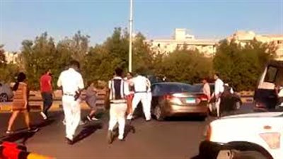بالفيديو.. لحظة اقتحام سيارة ملاكي كمين تأمين حفل عمرو دياب بالغردقة