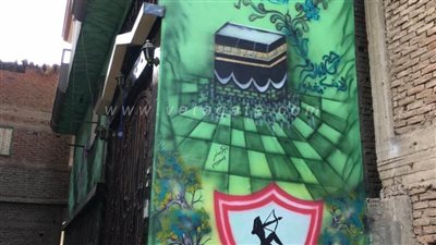 شعار الزمالك وصور طارق حامد يزينان منزله قبل ساعات من جائزة الأفضل بأفريقيا