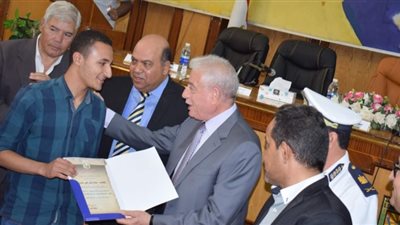 محافظ جنوب سيناء يكرم أوائل الشهادة الثانوية (صور)