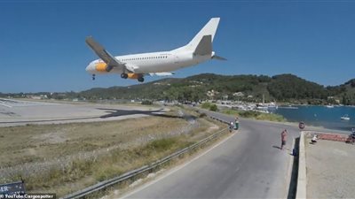 أخطر سيلفي مع طائرات مطار يوناني (فيديو وصور)