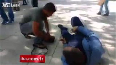 بالفيديو.. لقطات مروعة لأب يطلق الرصاص على رأس رجل هاجم ابنه