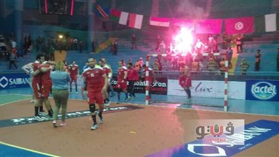 بالفيديو والصور.. الشماريخ تزين احتفال الأهلي بالسوبر الأفريقي لليد