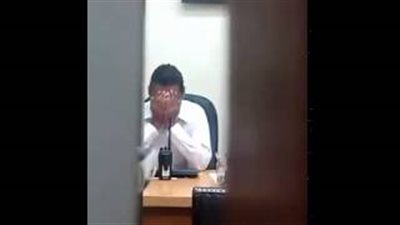 بالفيديو.. كاميرات المراقبة ترصد سياسيًا مكسيكيًا يشم «الكولة» في مكتبه