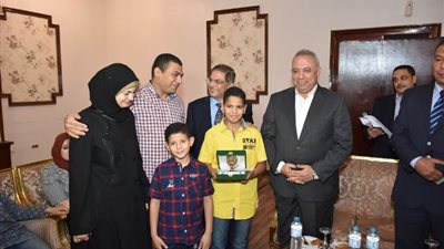 بالفيديو والصور.. محافظ الشرقية يٌكرم أوائل الشهادة الابتدائية