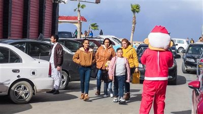 بابا نويل يسير فى شوارع مطروح ويحتفل مع الأقباط بعيد الميلاد