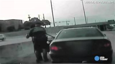 بالفيديو.. شاهد كيف أنقذ شرطي امرأة اختنقت أثناء تناولها قطعة دجاج