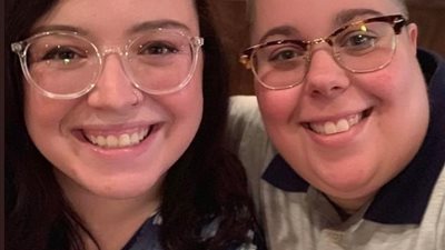 امرأة تتلقى آلاف القصص الملهمة بعد ترك حبيبها لها بسبب إعاقتها (صور)