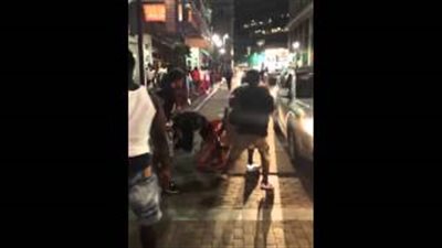 بالفيديو.. «خناقة شوارع» بين مجموعة من الشباب في بنسلفانيا