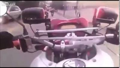 بالفيديو.. شرطيان برازيليان يطاردان قائد دراجة نارية