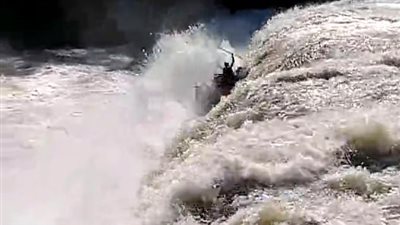 لقطات مروعة لانقلاب قارب من أعلى شلال