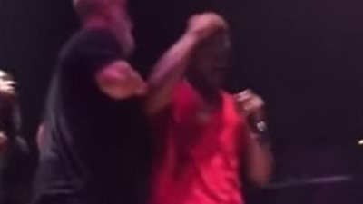 بالفيديو.. رجل يسكب الخمر على مغني راب أعلى المسرح