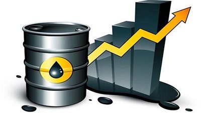 النفط يرتفع مع تراجع الدولار بعد انخفاض المخزونات الأمريكية