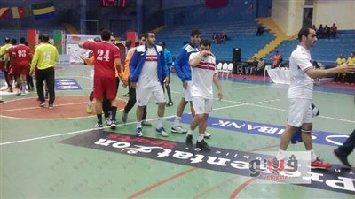 رئيس «الأفريقي لليد» يسلم الأهلي كأس السوبر بالمغرب