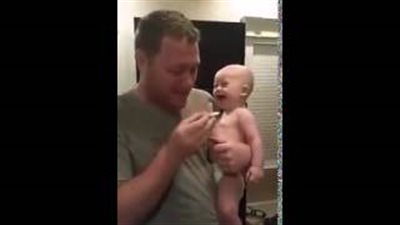 بالفيديو.. أطرف رد فعل لطفل تناول والده «لهاية»