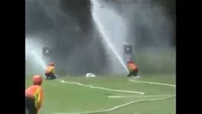 بالفيديو.. مهارات لن تتوقعها لرجال الإطفاء أثناء عملهم