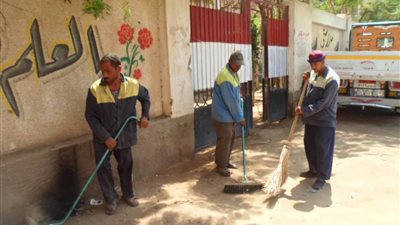 بالصور.. الجيزة تشن حملة نظافة موسعة حول أسوار المدارس