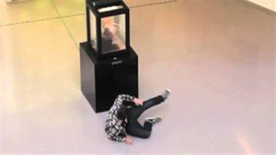 بالفيديو.. شاهد ماذا حدث لأشخاص تواصلوا مع تمثال بأعينهم