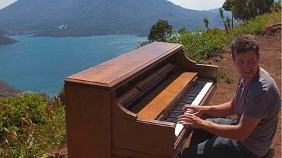 بالفيديو الصور.. رجل يجوب العالم بصحبة كلبه وبيانو