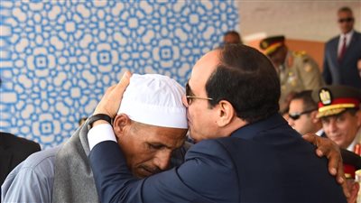 لقطة اليوم.. السيسي يقبل رأس أسرة الشهيد أحمد محمد عبد العظيم