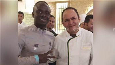 ساديو مانى يبدى إعجابه برسم صورته على البيتزا بحفل الكاف |صور