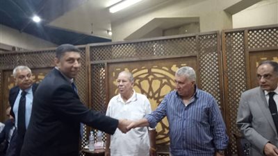 أبو رجيلة والخواجة أول الحاضرين في عزاء محمد عباس