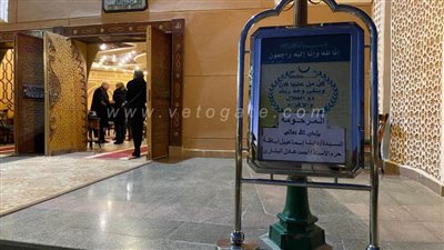 نجل نادية لطفي يتلقى العزاء في وفاة زوجته بمسجد الشرطة