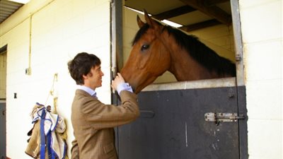 وزير يشعل الإنترنت بصوره مع الخيول