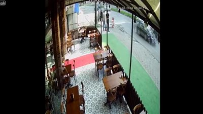 لحظة دهس سيارة مسرعة امرأتين بطريقة مروعة (فيديو)