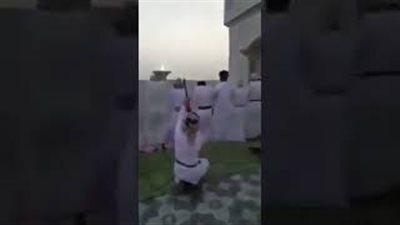 نهاية مروعة لمتهور أطلق النار خلف مصلين في عمان (فيديو)