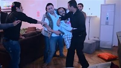 بالفيديو.. محمد عبد الحافظ يلقن مجنونا «علقة ساخنة» في «المشاغب»